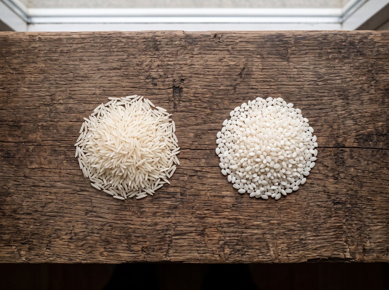Comparison of long-grain Iranian rice and short-grain rice side by side